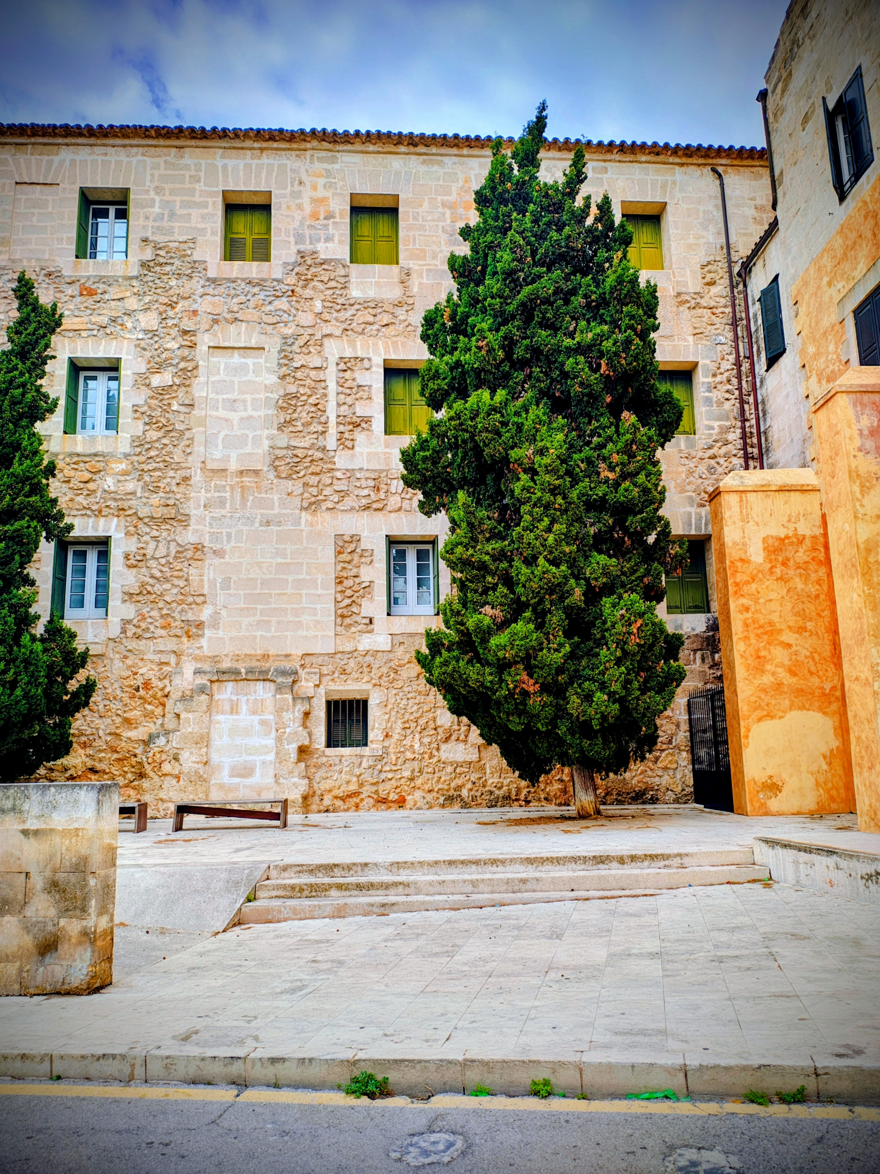 Casa de piedra con puerta de madera